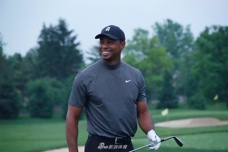 夕阳西下，金色的余晖洒满练习场，伍兹仍在进行最后的挥杆练习，剪影中透出无尽的执着与专注。