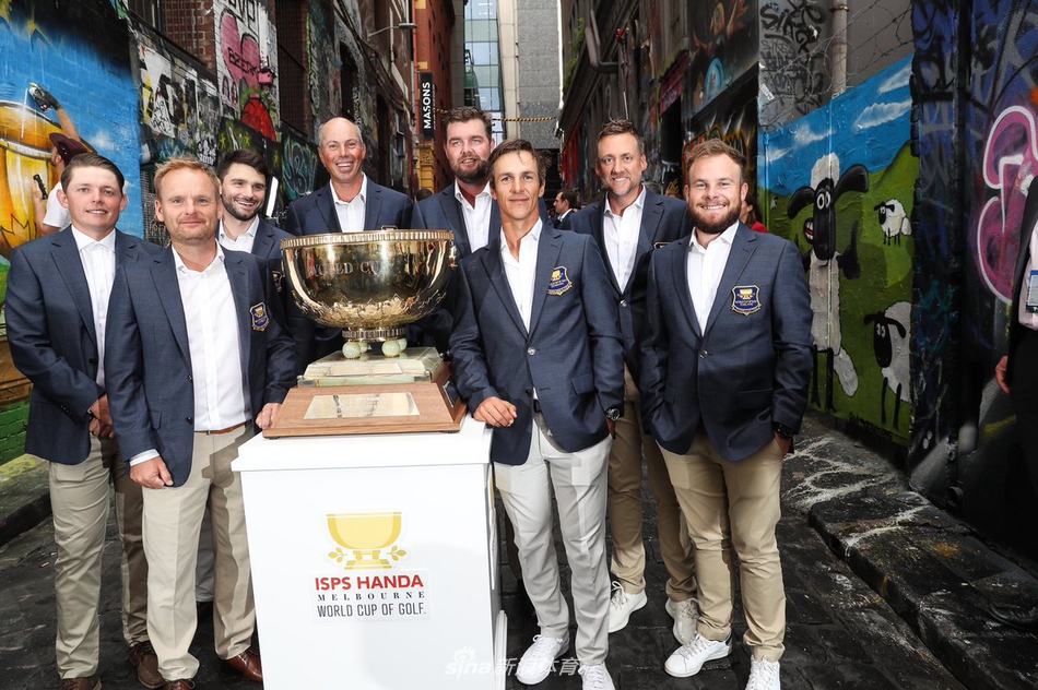 英格兰组合保尔特与哈顿在比赛中并肩前行，两人正在严肃地讨论下一杆的打法。