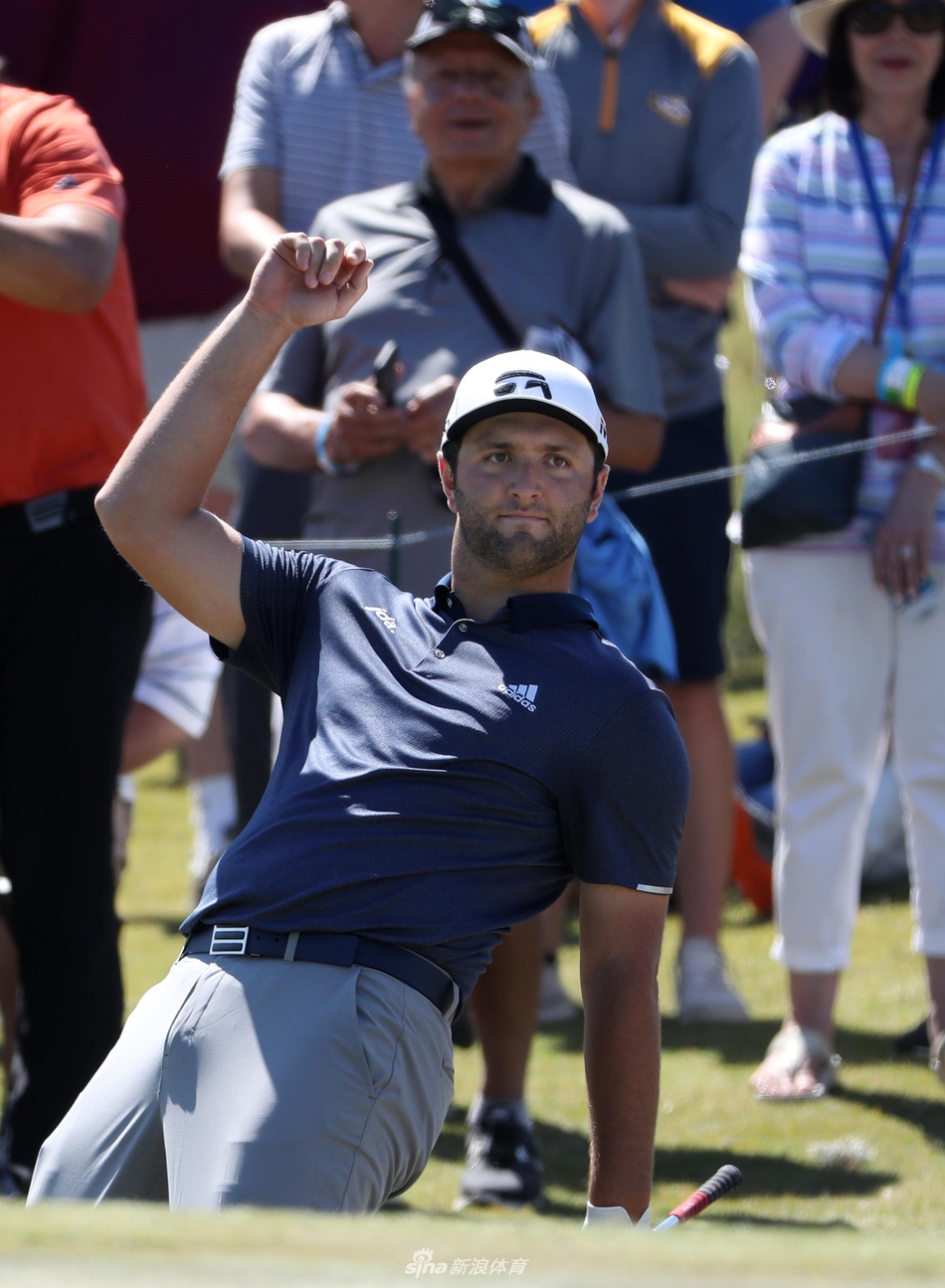 加西亚大力开球，动作充满力量与美感，球杆划破空气