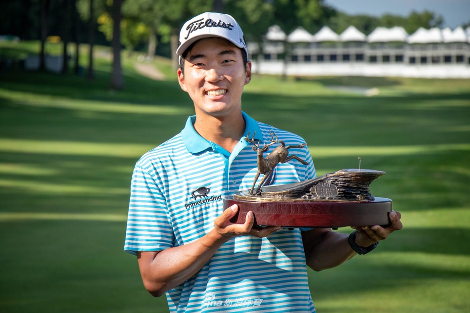 冠军王者迈克尔金手捧强鹿精英赛奖杯,眼神坚定,脸上洋溢着梦想成真的灿烂笑容。