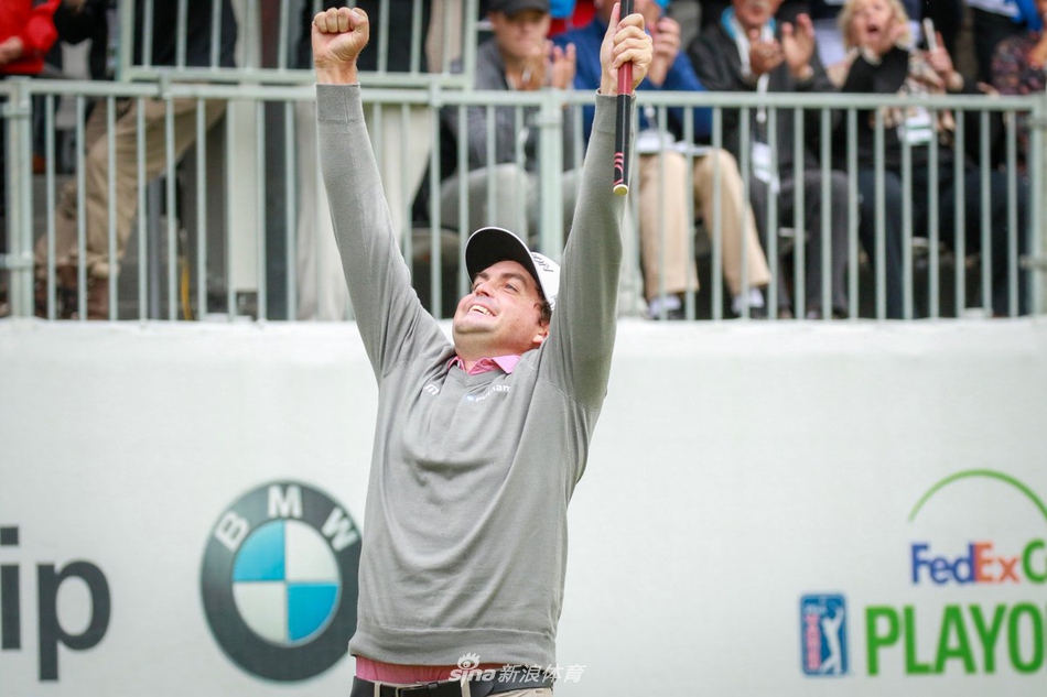 基根·布拉德利在十八洞果岭高举冠军奖杯，阳光洒在他激动的面庞上，背景是欢呼的观众与静谧的阿罗尼米克高尔夫俱乐部，这一刻凝聚了六年的等待与释放。