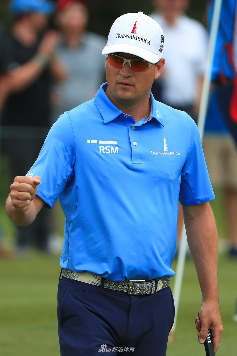 安德鲁-兰德雷大力开球，身姿舒展充满力量，球杆在空中划出一道完美的弧线。