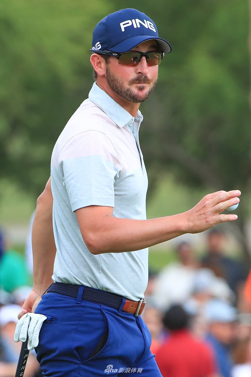 夕阳余晖洒在广阔的球道上，球员与观众的身影被拉长，构成一幅宁静而富有诗意的高尔夫画卷。