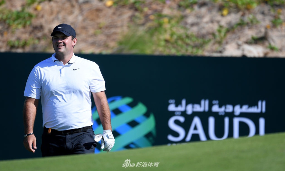 达斯汀-约翰逊目光如炬，全神贯注凝视远方果岭，仿佛在计算着精准落点