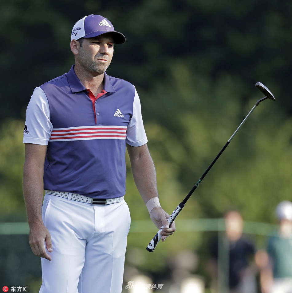 塞尔吉奥·加西亚完成击球后优雅收杆，目光坚定地望向球飞行的轨迹