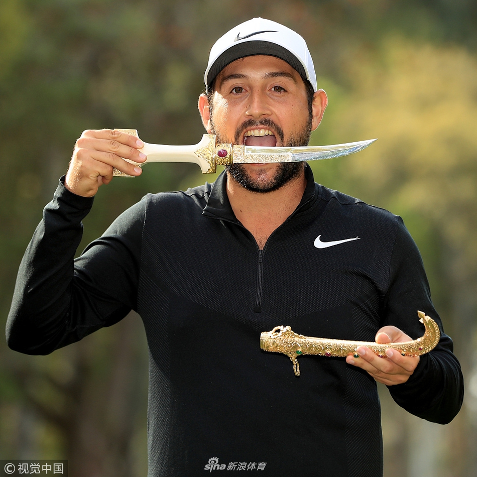 亚历山大·列维聚精会神，在果岭上细致观察推杆线路，眼神中透露出对胜利的渴望