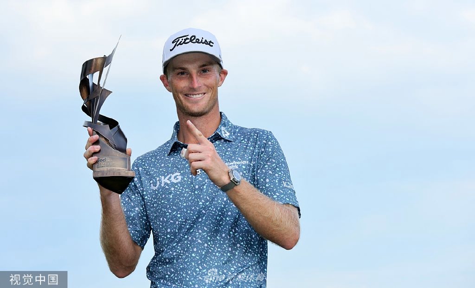 扎拉托尔斯在第十八洞果岭推入制胜一推后，振臂高呼，阳光洒在他年轻的脸上，洋溢着梦想成真的狂喜与释放。