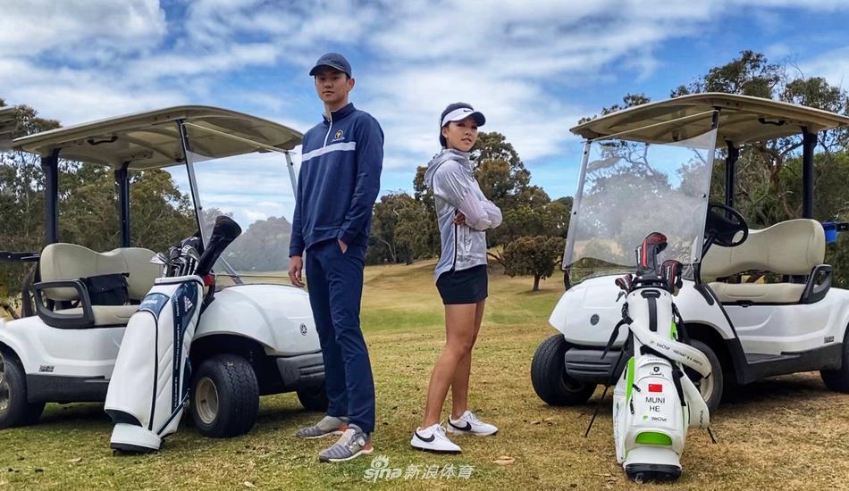 何沐妮在绿茵球道上自信挥杆，身姿挺拔充满力量感，展现了职业高尔夫球员的专业风采。