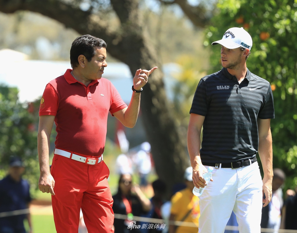 拉希德王子挥杆瞬间，优雅姿态彰显皇室高尔夫风范