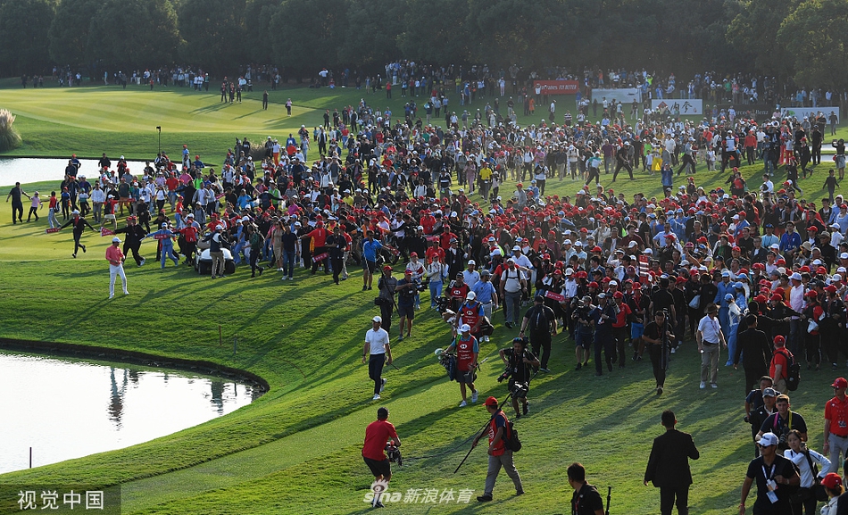 赛事工作人员与志愿者共同展开巨幅赛旗,标志着一届成功大赛的落幕