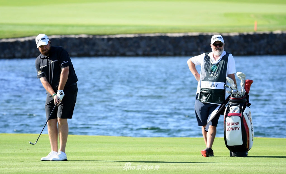 名将于练习沙坑中溅起一片沙雨，考验救球技巧的极限