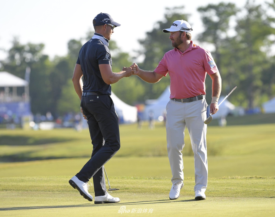 斯滕森凝神执行关键推杆，麦克道尔在一旁屏息注视