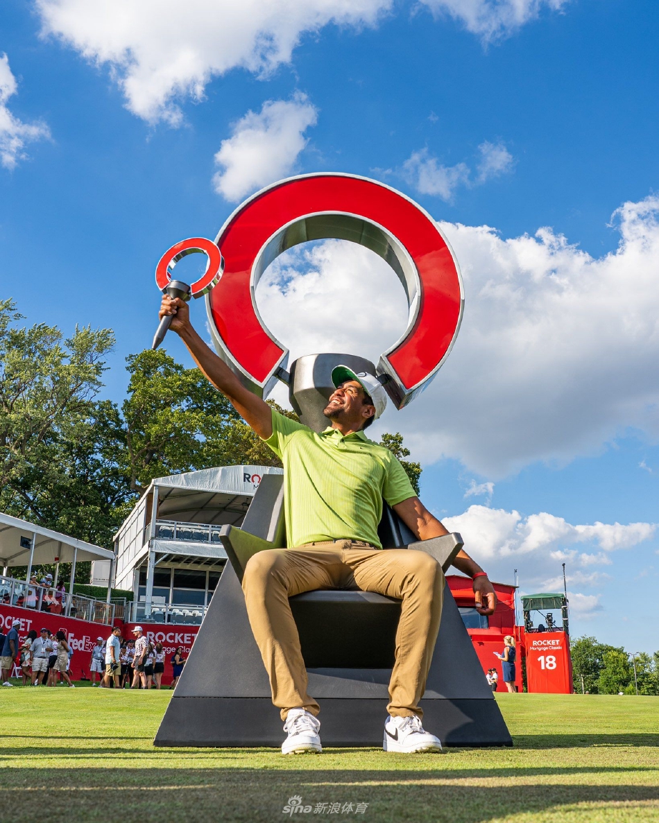 弗诺沉稳推击，眼神专注，展现了对比赛局面的绝对控制力