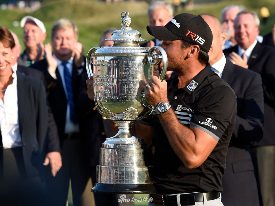 胜利时刻香槟喷洒,金色液体与冠军笑容交织成最狂喜的庆祝画面