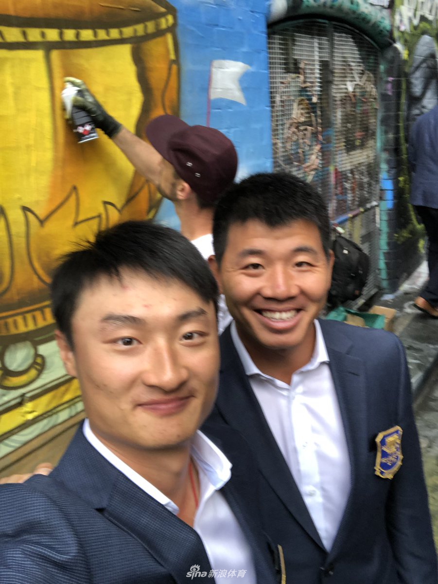 李昊桐与吴阿顺在练习果岭上相视而笑，默契尽在不言中，展现出良好的团队氛围。