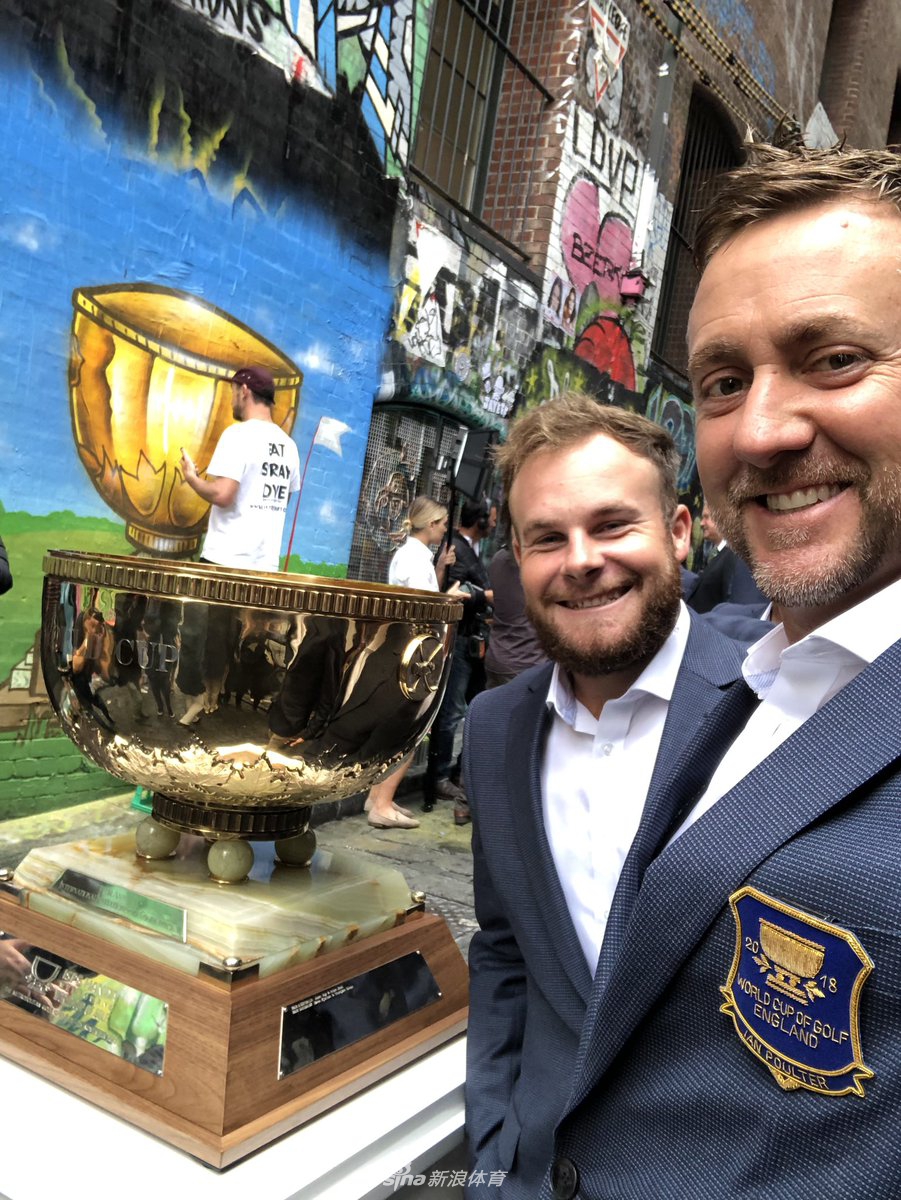 吴阿顺在球道上仔细分析击球线路，与球童进行策略沟通，为下一杆做准备。