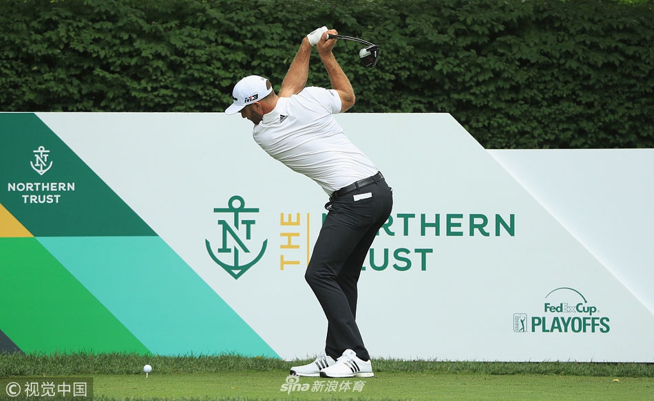 乔丹斯皮思单膝跪地,聚精会神地观察果岭起伏,研判最佳推杆路线,展现出招牌式的专注。