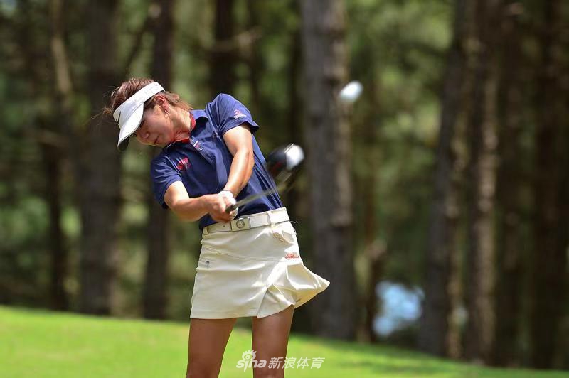 张连伟本人亲切地搂着小球员的肩膀，在赛场边进行指导，笑容中满是期许与鼓励。