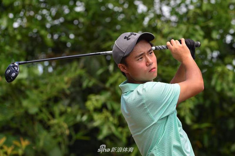 两位不同国家的小球员在比赛间隙友好交流，其中一个正指着远方，似乎在分享球场攻略，画面充满友谊。