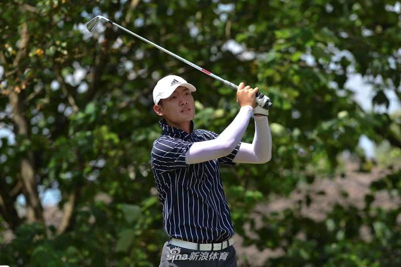 全景镜头捕捉赛场边的热烈氛围，家长们撑伞观看，远处是连绵的黄山山峦，场景开阔动人。