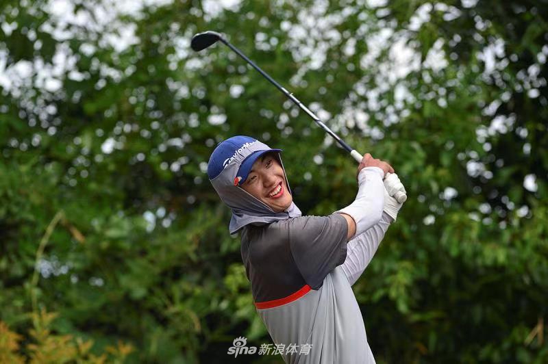 赛事工作人员和志愿者在场边认真记录成绩，背景里其他小球员正排队等候，秩序井然。