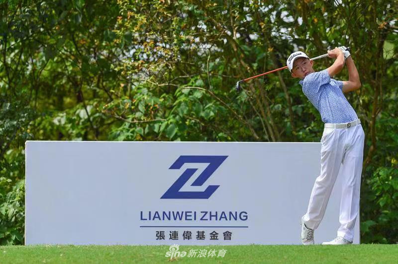 颁奖典礼预备现场，整齐摆放的奖杯和奖品在阳光下闪闪发光，预示着即将到来的荣耀时刻。