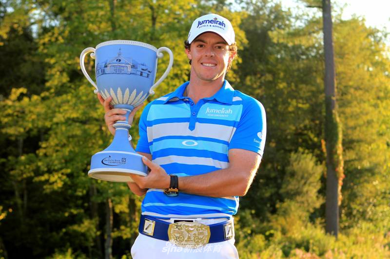 夺冠时刻，伍兹与冠军奖杯一同被欢呼的人群包围，灿烂的笑容照亮了整个画面。