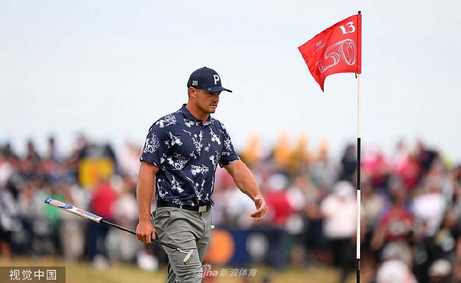 夺冠后史密斯与团队激情相拥，香槟喷洒，喜悦之情溢于言表