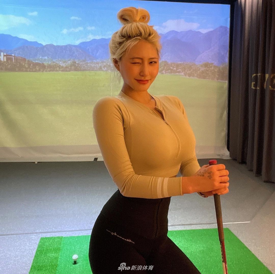 阳光下的优雅挥杆,高尔夫球杆在半空中划出一道充满力量的弧线。