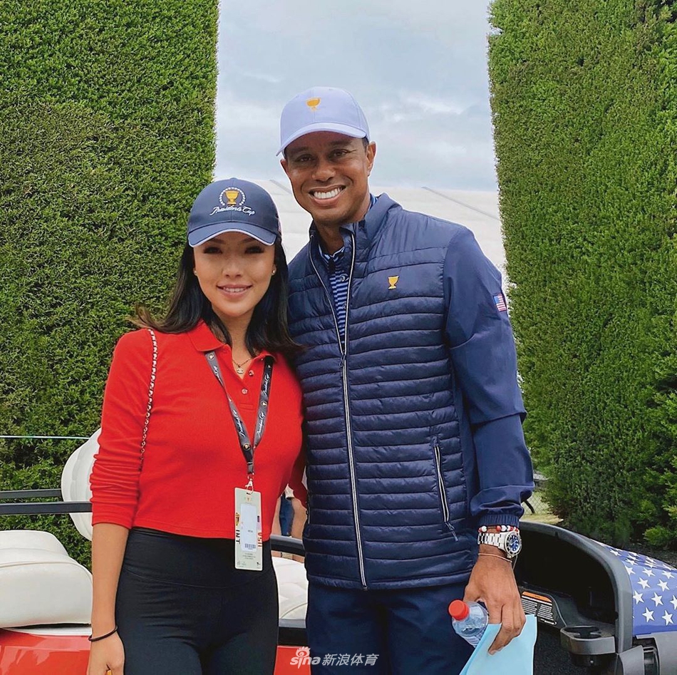 何沐妮身着时尚运动装，露出灿烂笑容，小麦色肌肤与白色上衣形成鲜明对比，散发着健康阳光的活力。