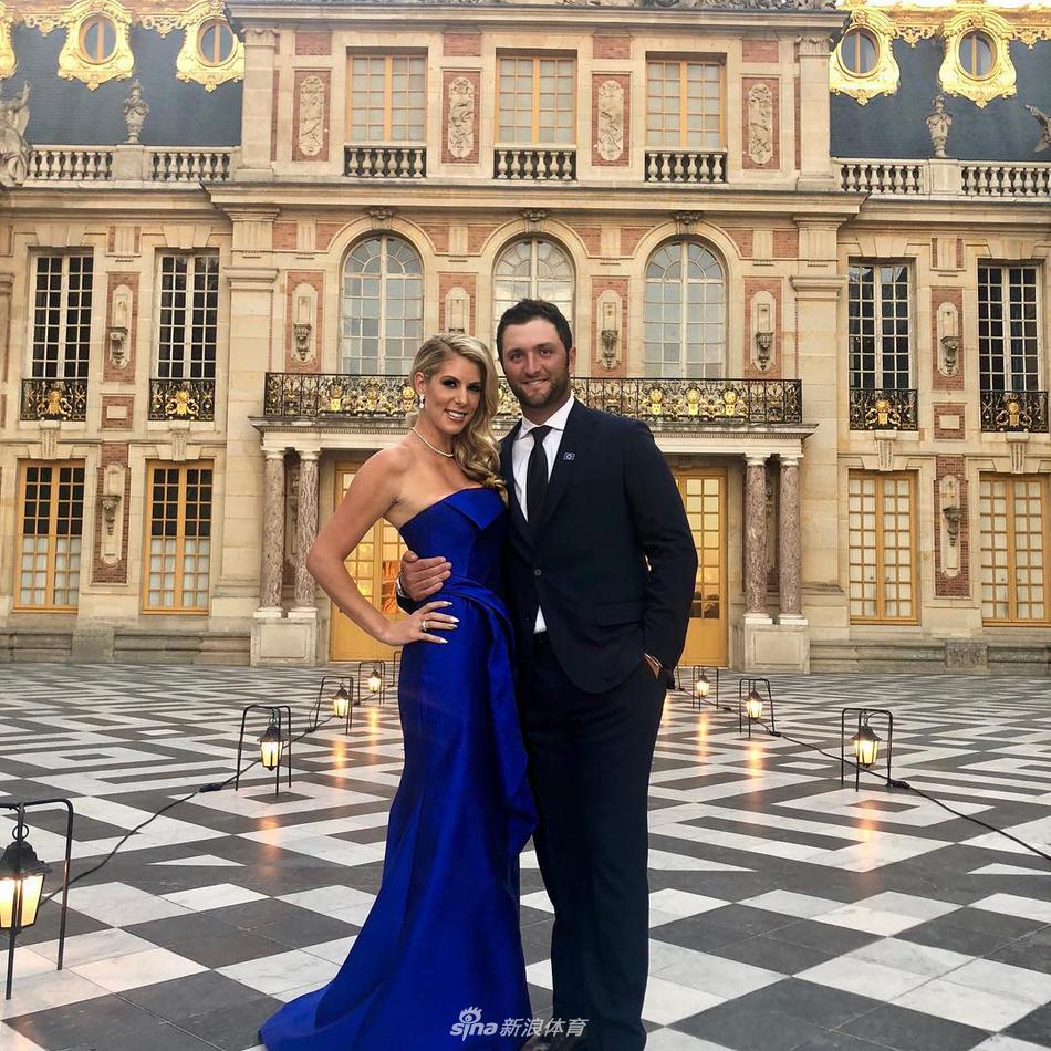 拉姆亲吻奖杯瞬间，卡希尔在一旁凝视，眼中满是骄傲与爱慕