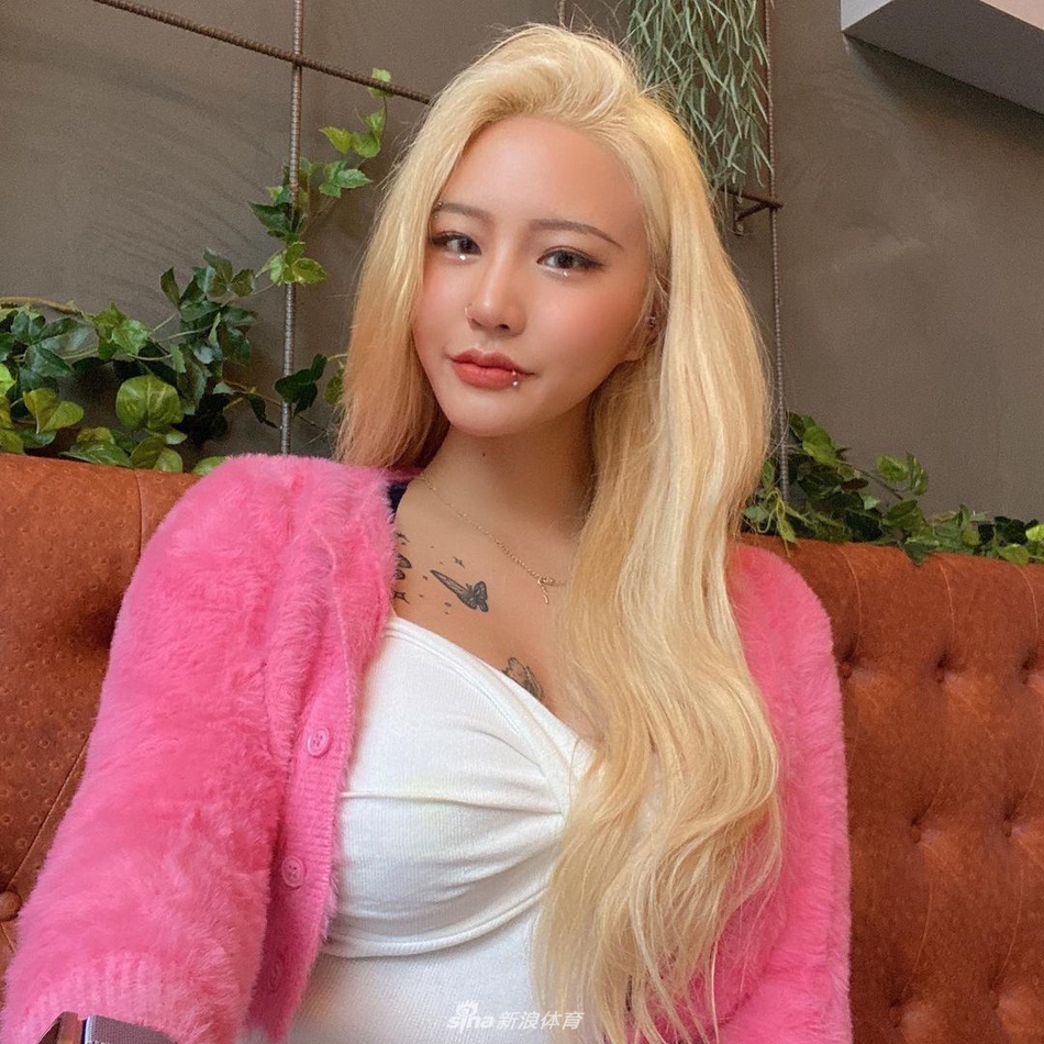 漫步于开阔的球道之中,她享受着高尔夫运动带来的宁静与广阔天地。