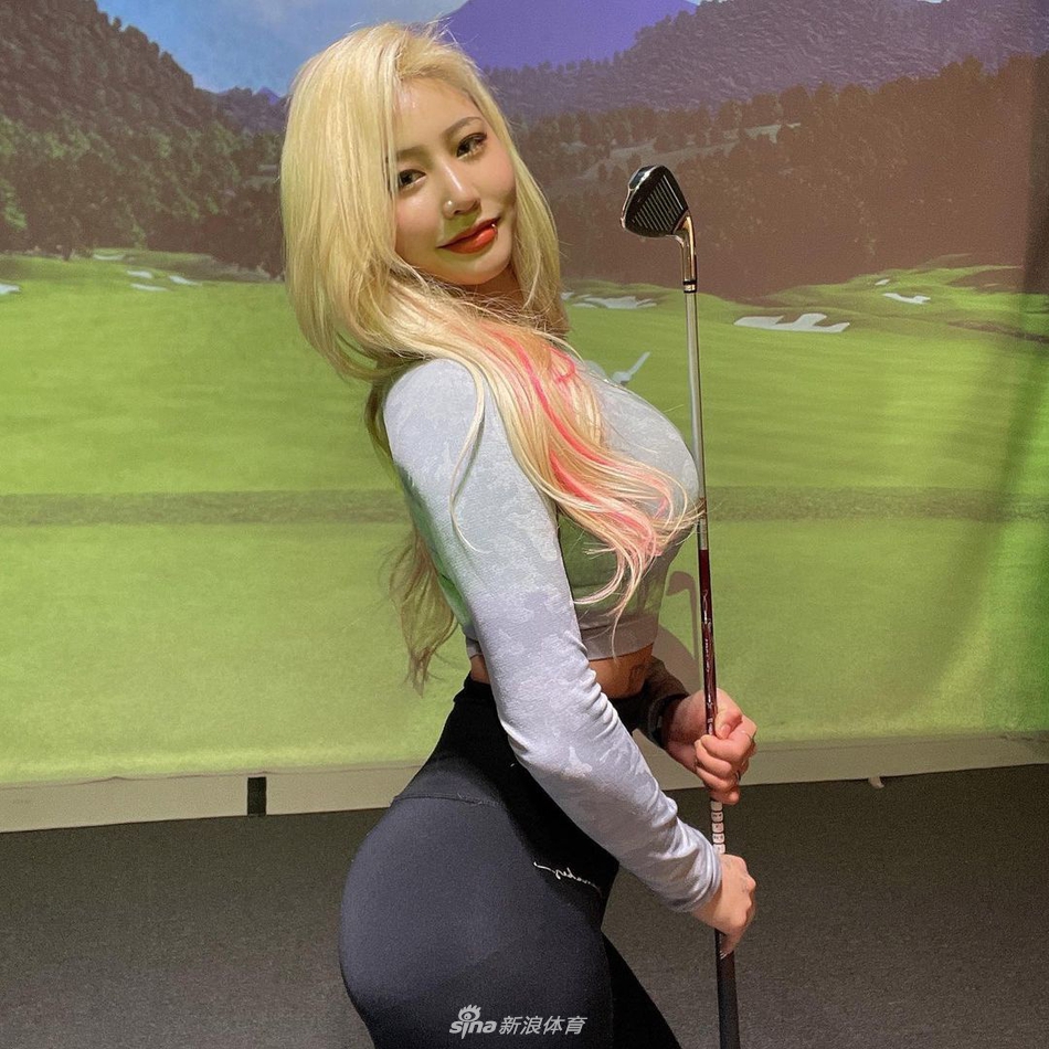 专注凝视前方,她正在果岭上仔细研判推杆的路线与力度。