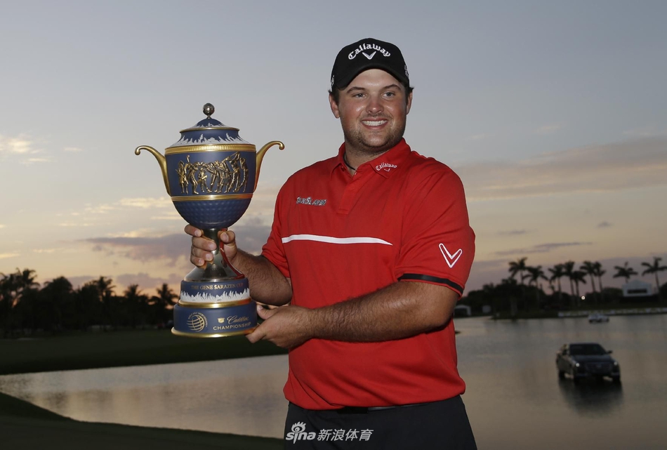 锦标赛现场，球员在众人的注视下稳健推杆，球沿着果岭的细微坡度缓缓向球洞滚去，观众屏息凝神，气氛紧张而肃穆。