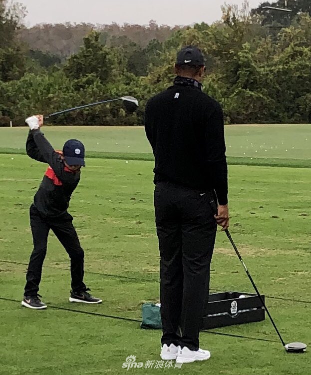 一个充满鼓励的击掌瞬间，父子二人的手在空中相触，庆祝一次成功的配合。