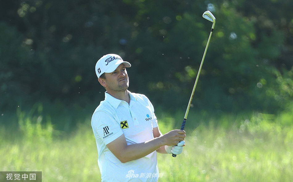 维斯伯格在果岭边凝神观察线路，思考关键一推