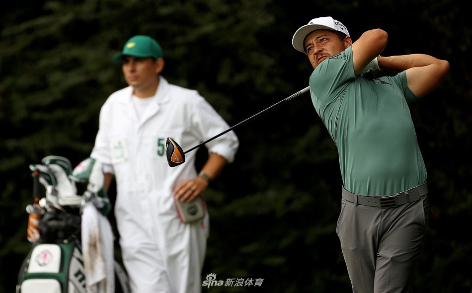 宽阔的练习场上众星云集，构成一幅充满动感与力量的高尔夫画卷