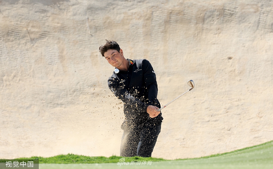 维克多·霍夫兰在球道中央挥杆,动作流畅而有力,这位年轻球星是巡回赛中备受瞩目的未来力量。