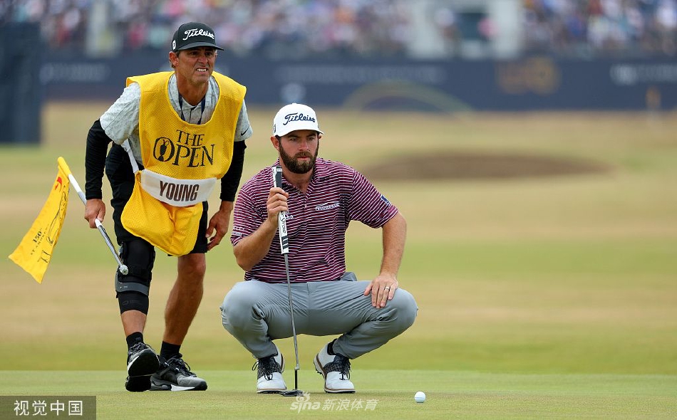 史密斯手持奖杯向全场致意，身后是浩瀚的庆祝人海与苏格兰传统旗幡