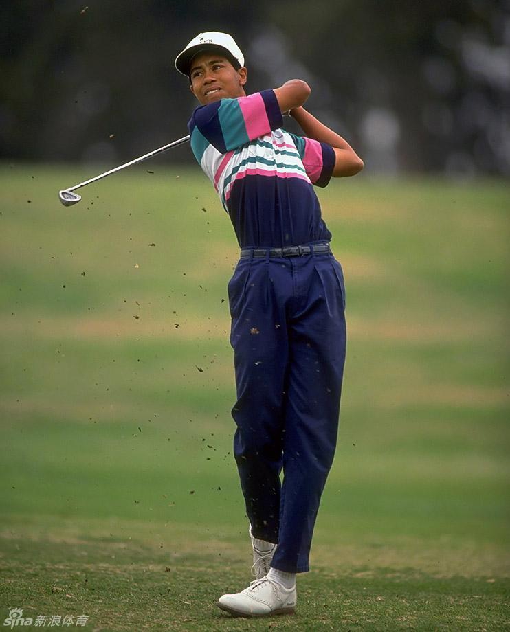 1995年，伍兹的官方写真，眼神坚定望向远方，仿佛预见了未来即将征服的高尔夫世界。