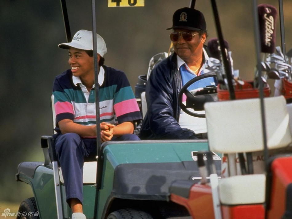 1991年洛杉矶公开赛资格赛上，青涩的伍兹与父亲厄尔并肩前行，父子二人正共同迈向伟大的高尔夫梦想。