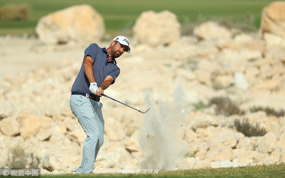 决赛轮开球前，球员乔丹·史密斯在练习果岭反复推敲，为最后的决战做细致准备。