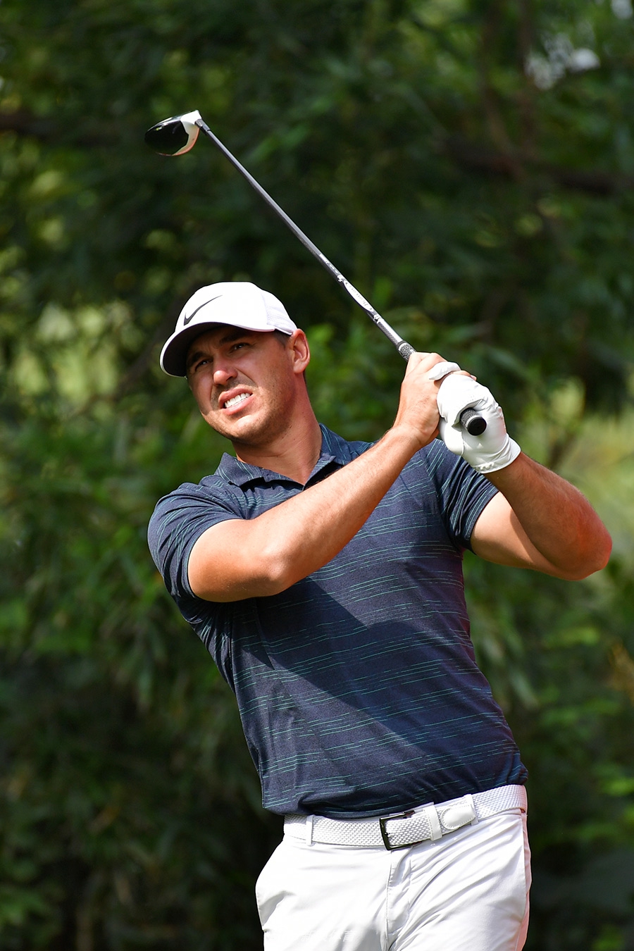 卫冕冠军贾斯汀·罗斯在果岭上凝神推杆,表情冷静,展现了大满贯冠军的沉稳风范。