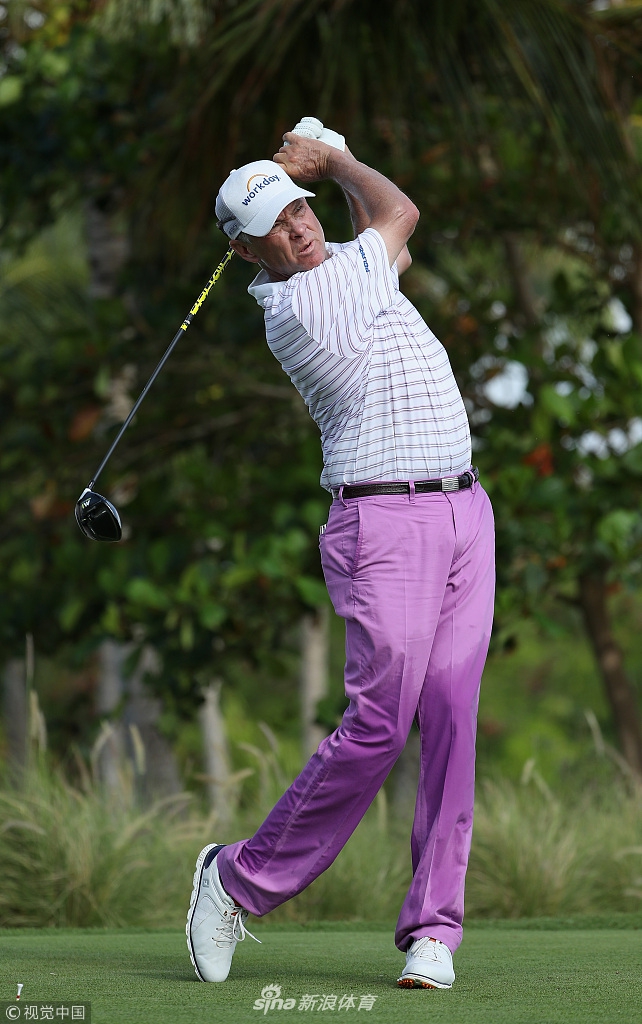 张新军侧身击球特写，肌肉线条与专注神情尽显职业运动员的力与美