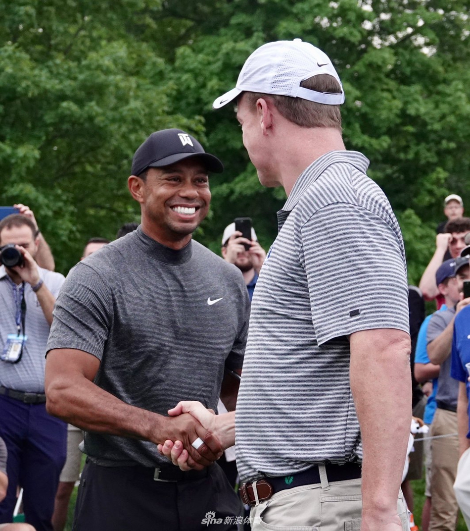 “在签名区，伍兹耐心满足每一位球迷的请求，他的亲笔签名是连接传奇与热爱者之间最珍贵的纽带。”