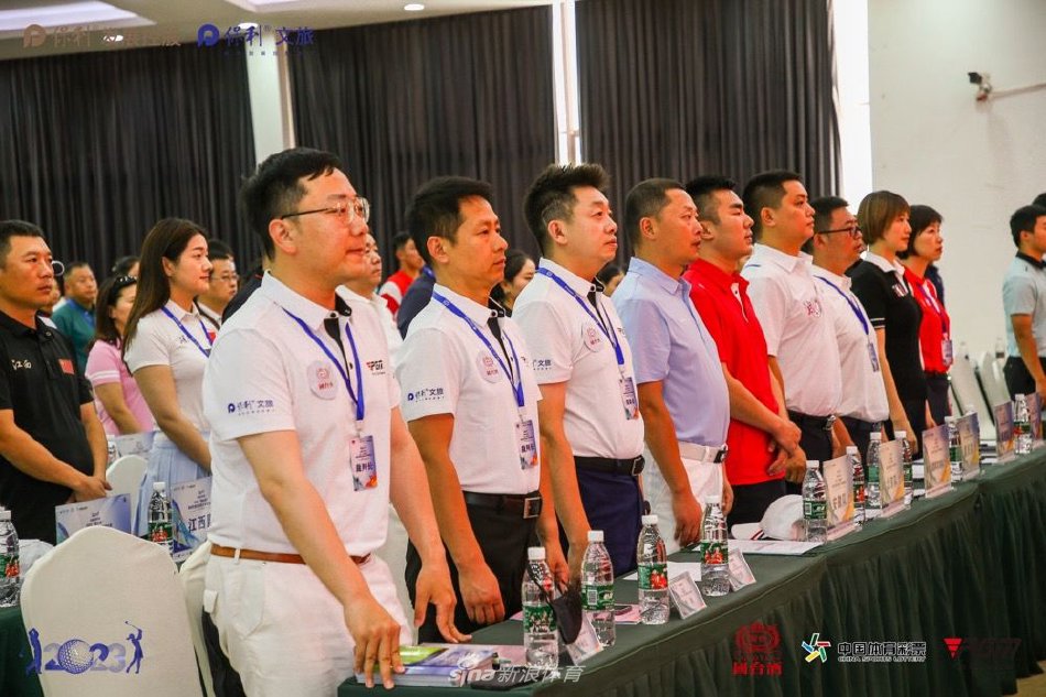 开幕仪式现场全景，参赛队伍旗帜迎风飘扬，与宏伟的会所建筑共同构成一幅充满活力与期待的体育盛景