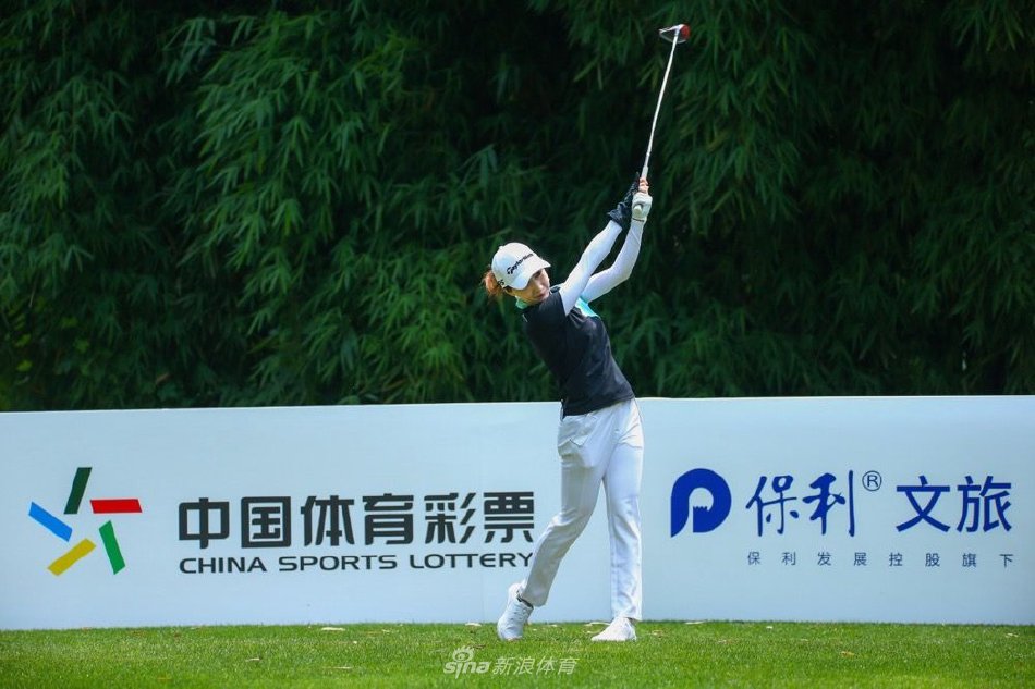 夕阳西下，金色的余晖笼罩着宁静的球场，水障倒映着天光，在激烈的比赛前夕呈现出一种静谧而壮阔的美感