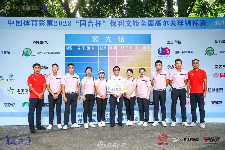 年轻球员在练习果岭上专注推杆，阳光洒在翠绿的草坪上，象征着中国高尔夫新生代的力量与专注