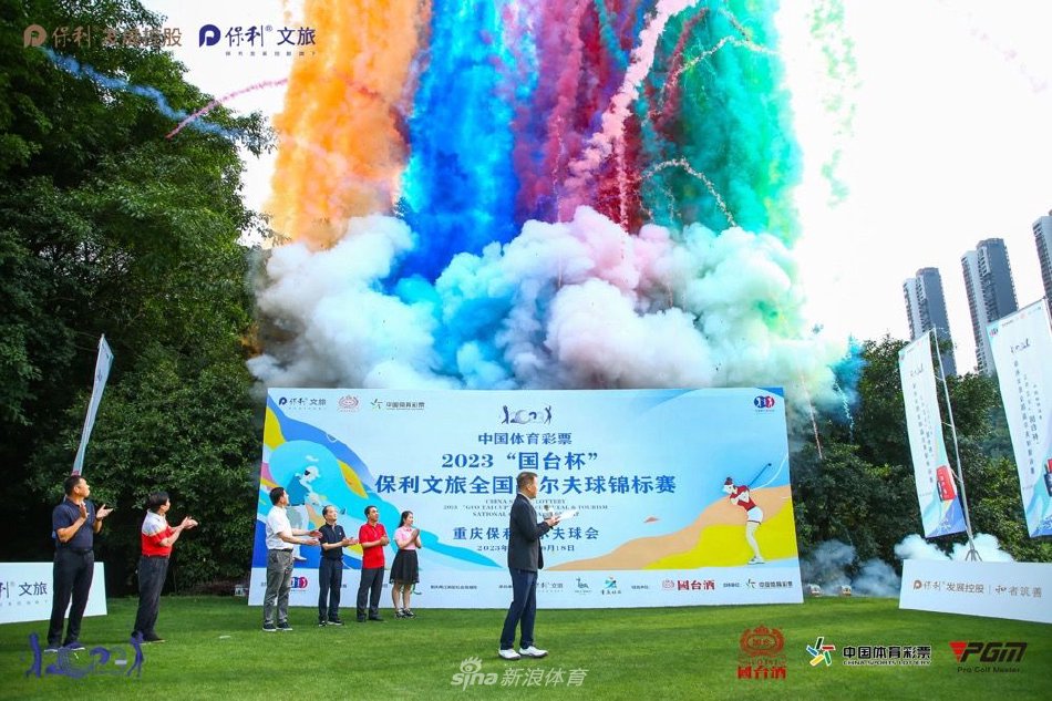 绿意盎然的球道蜿蜒伸向远方，两侧树木郁郁葱葱，勾勒出锦标赛赛场优美而宁静的初始画卷