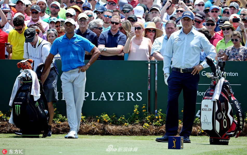 老虎伍兹与同组的里奇·福勒并肩行走在球道上，传承与竞争同在